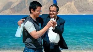 Aamir Khan Shuts Down Chatur’s Claim: Rancho in 3 Idiots Isn’t Based On Sonam Wangchuk! Aamir Khan and Omi Vaidya in a still from 3 Idiots