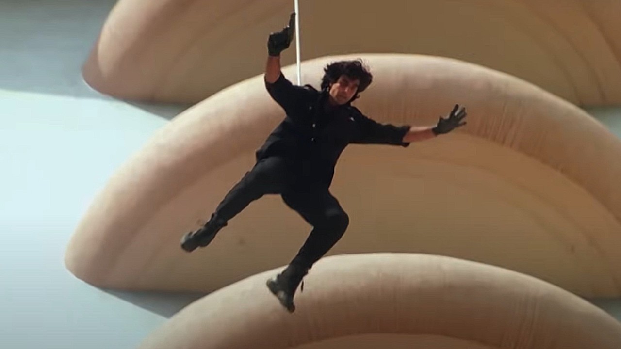 akshay-kumar-building-to-building-jump-angaaray