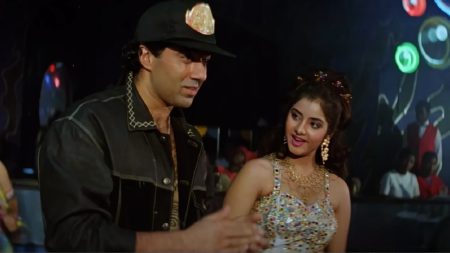 divya-bharti-was-launched-in-vishwatma-without-screen-test