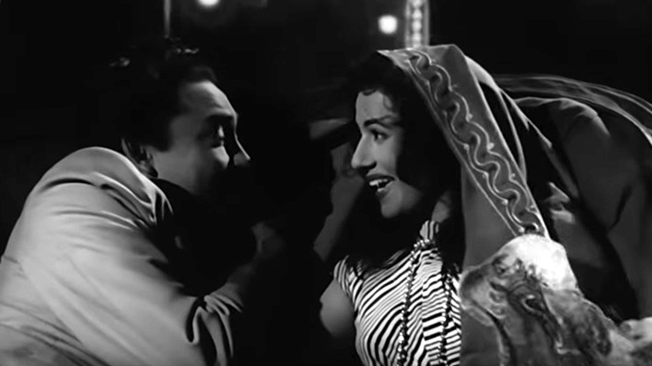 Howrah Bridge: This Shot In Madhubala’s ‘Yeh Kya Kar Daala Tune’ Song Was Removed By The Censor Board For Being 'Too Sensuous'! 1 Madhubala and Ashok Kumar in a romantic carriage scene during the song Yeh Kya Kar Daala Tune in Howrah Bridge