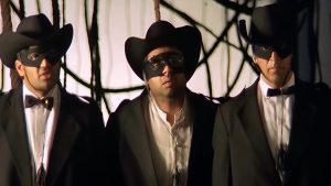 Suniel Shetty, Paresh Rawal and Akshay Kumar in a still from Hera Pheri