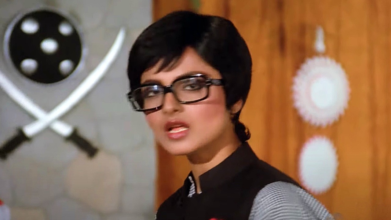 rekha-wore-hrishikesh-mukherjee-glasses-khoobsurat