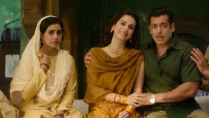 Sonali Kulkarni in a still as Jankidevi alongside Salman Khan in Bharat