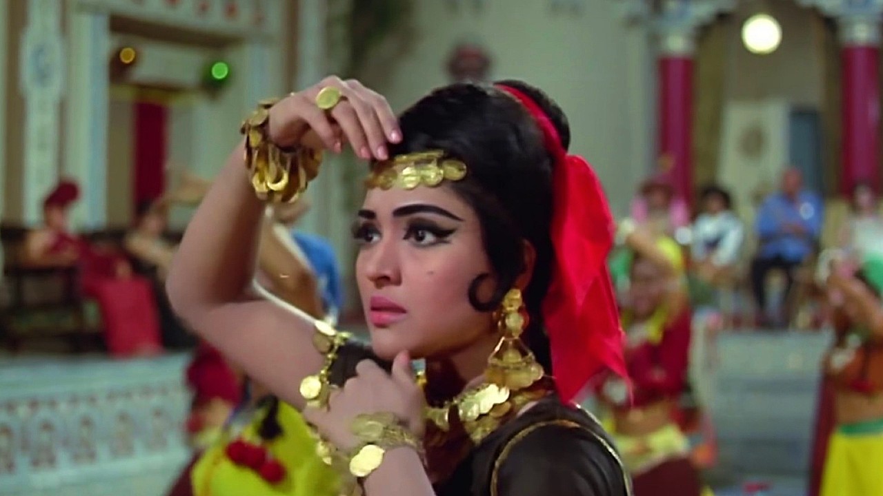 Vyjayanthimala performing the iconic single-take dance number Hothon Pe Aisi Baat in Jewel Thief