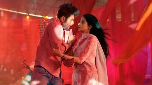 Ishhan Dhawan as Jeet and Debchandrima Singha Roy as Saumya in Yeh Fitoor Tera Week 10 episodes 59-65 holding hands stained with red gulaal