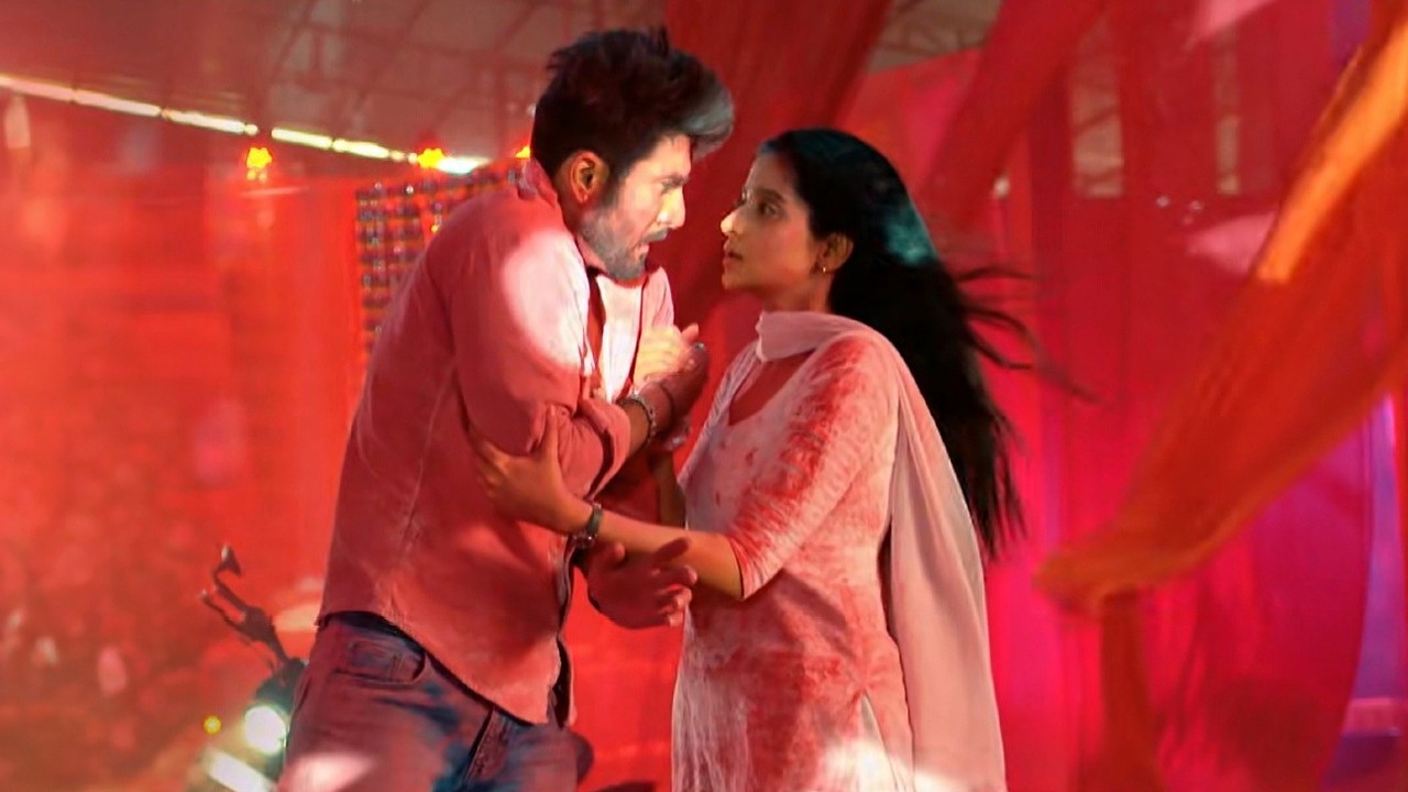 Ishhan Dhawan as Jeet and Debchandrima Singha Roy as Saumya in Yeh Fitoor Tera Week 10 episodes 59-65 holding hands stained with red gulaal