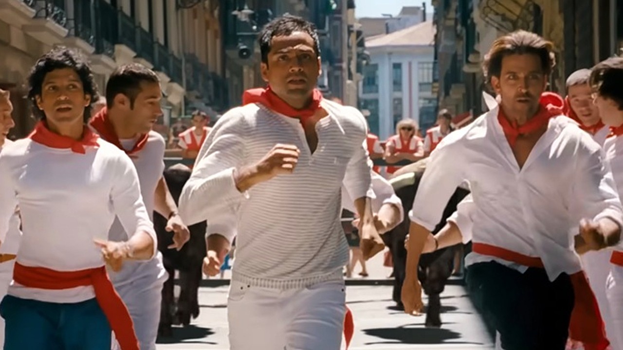 The Truth Behind Zindagi Na Milegi Dobara's Bull Run: Why Hrithik Roshan, Farhan Akhtar And Abhay Deol Weren't Actually Acting! 1 Hrithik Roshan, Farhan Akhtar, and Abhay Deol running from real bulls in the climax scene of Zindagi Na Milegi Dobara